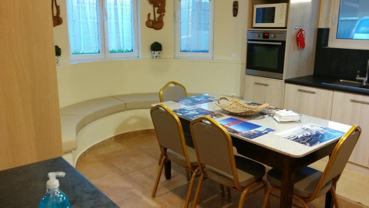 Lovely 2-Bedroom Apartment At Greek Riviera Vári Zewnętrze zdjęcie