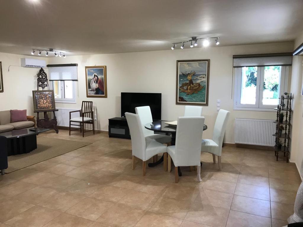 Lovely 2-Bedroom Apartment At Greek Riviera Vári Zewnętrze zdjęcie